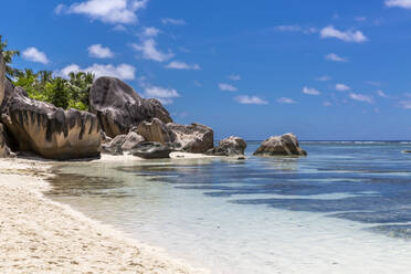 Seychellen, Insel La Digue, Strand Anse Source DArgent - MABF00556