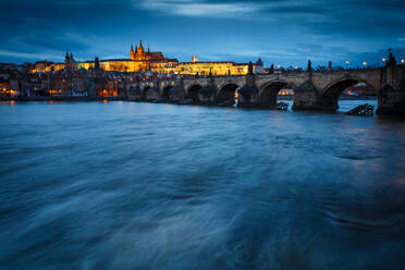 Abendlicher Blick auf die Karlsbrücke und die Prager Burg über die Moldau. - CAVF75415