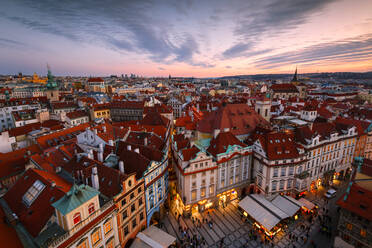 Blick vom Rathausturm auf das historische Stadtzentrum von Prag. - CAVF75416