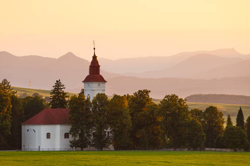 Ländliche Landschaft mit einer Kirche in der Region Turiec, Mittelslowakei. - CAVF75418