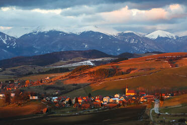 Dorf in der Region Turiec mit Blick auf das Gebirge Mala Fatra. - CAVF75422