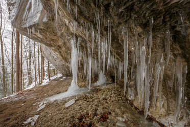 Eisformationen in der Mazarna-Höhle im Velka-Fatra-Nationalpark. - CAVF75424