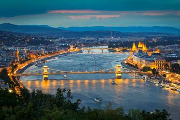 Blick auf das ungarische Parlament und die Donau von der Citadella aus. - CAVF75427