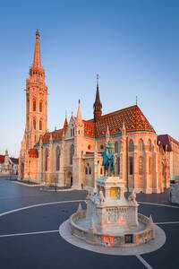 Matthiaskirche und Statue des Heiligen Stephan in Budapest. - CAVF75428