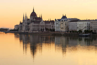 Morgens Blick auf das Stadtzentrum von Budapest über die Donau. - CAVF75429