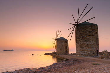 Sonnenaufgangsbild der ikonischen Windmühlen in Chios-Stadt. - CAVF75434