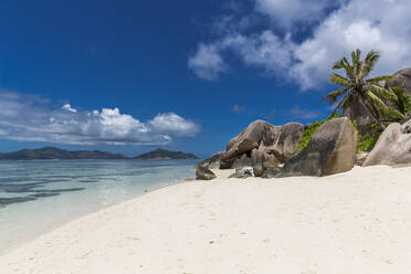 Seychellen, Sandiger Küstenstrand der Insel La Digue im Sommer - MABF00561