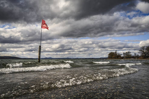 Deutschland, Baden-Württemberg, Landkreis Konstanz, Wellen und Wind auf der Insel Reichenau - ELF02145