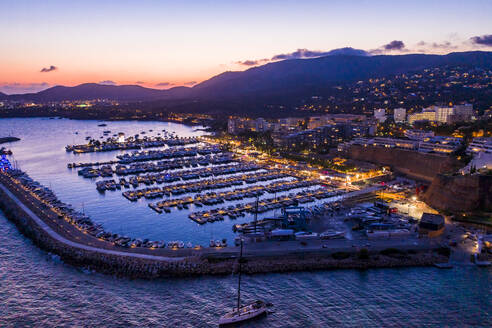 Spanien, Balearische Inseln, Mallorca, Portals Nous, Puerto Portals, Luftaufnahme des Luxus-Jachthafens bei Sonnenuntergang - AMF07886