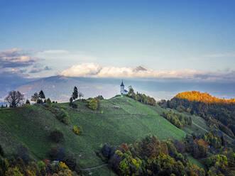 Slowenien, Kirche des heiligen Primoz bei Jamnik im Sonnenuntergang - HAMF00597