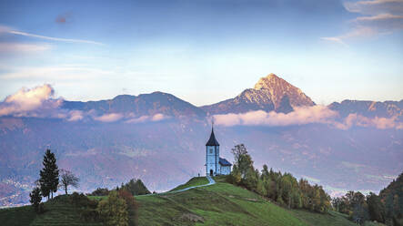 Slowenien, Kirche des heiligen Primoz bei Jamnik im Sonnenuntergang - HAMF00598