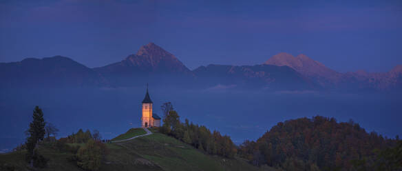 Slowenien, Kirche St. Primoz bei Jamnik in der Abenddämmerung - HAMF00600