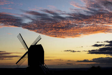 Windmühle bei Sonnenuntergang unter einem romantisch bewölkten Himmel. - MINF13942