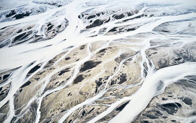 Schneeströme, die weitläufiges Land mit breiten Linien bedecken - CAVF75488