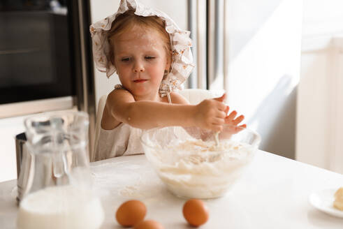 Kleines Mädchen beim Pizzabacken in der Küche - CAVF75497