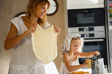 Kleines Mädchen mit Mama beim Pizzabacken in der Küche - CAVF75501