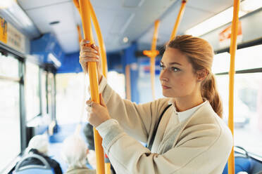 Junge Frau fährt Bus - HOXF05052