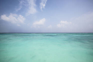 Idyllic turquoise ocean under sunny blue sky, Maldives - HOXF05073