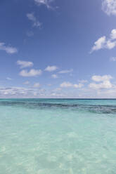 Idyllischer türkisfarbener Ozean unter strahlend blauem Himmel, Malediven - HOXF05075