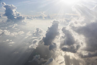 Luftaufnahme Sonnenstrahlen und flauschige weiße Wolken in ätherischen Himmel - HOXF05076