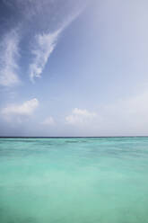 Idyllic, turquoise ocean under blue sky, Maldives - HOXF05080