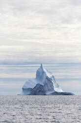 Majestätische Eisbergformation über dem Atlantischen Ozean Grönland - HOXF05119