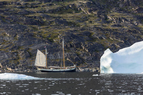 Schiff und schmelzendes Polareis in der sonnigen Diskobucht Grönlands - HOXF05138