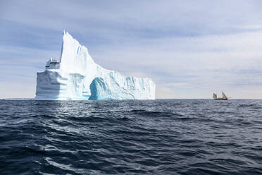 Majestätischer Eisbergbogen über dem sonnigen, ruhigen, blauen Atlantischen Ozean Grönlands - HOXF05146