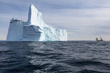 Majestätische Eisbergformation auf dem sonnigen blauen Atlantischen Ozean Grönlands - HOXF05155
