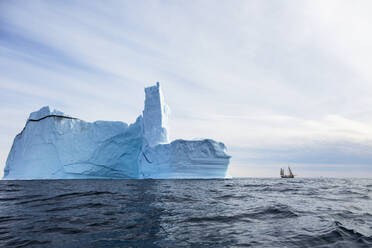 Majestätische Eisbergformation über dem sonnigen blauen Atlantischen Ozean Grönlands - HOXF05157