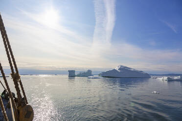 Eisberge schmelzen am sonnigen Atlantik Grönland - HOXF05167