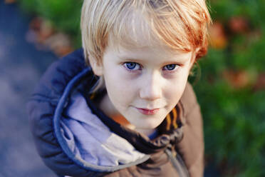 Portrait confident boy with blond hair and blue eyes - HOXF05190