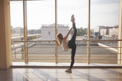 Ballerina Workout Stretching stehend in Leggings - CAVF75518