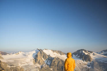 Wanderer mit Blick auf die vergletscherten Berge in Kanada. - CAVF75534