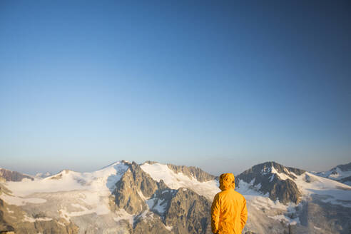 Wanderer mit Blick auf die vergletscherten Berge in Kanada. - CAVF75534