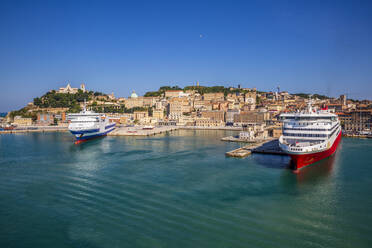 Italien, Provinz Ancona, Ancona, Kreuzfahrtschiffe im Hafen der Küstenstadt - MAMF01194