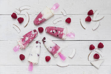 Homemade coconut and raspberry popsicles - GWF06471