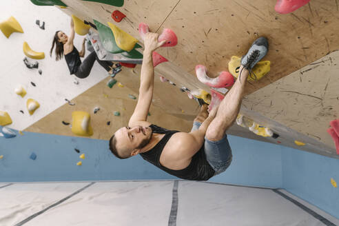 Mann und Frau beim Bouldern in der Kletterhalle - AHSF01946