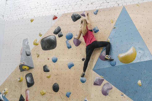 Frau beim Bouldern in der Kletterhalle - AHSF01957