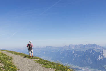 Schweiz, Kanton St. Gallen, Glarner Alpen, Mann wandert auf dem Panoramawanderweg in der Tektonikarena Sardona - GWF06477