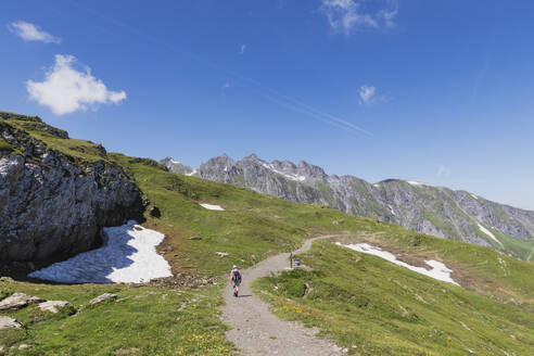 Schweiz, Kanton St. Gallen, Glarner Alpen, Mann wandert auf dem Panoramawanderweg in der Tektonikarena Sardona - GWF06478