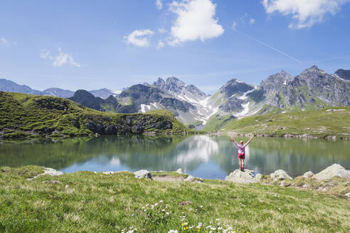 Schweiz, Kanton St. Gallen, Glarner Alpen, Frau schaut auf den Wangs-See - GWF06481