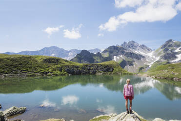 Schweiz, Kanton St. Gallen, Glarner Alpen, Frau schaut auf den Wangs-See - GWF06483