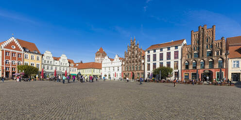 Deutschland, Mecklenburg-Vorpommern, Greifswald, Panorama des Altstädter Marktplatzes - WDF05823