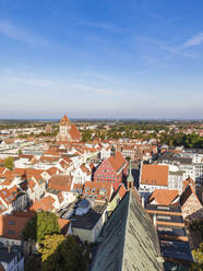 Deutschland, Mecklenburg-Vorpommern, Greifswald, Klarer Himmel, Altstadt - WDF05827