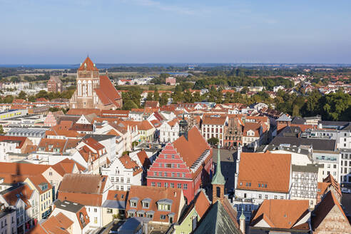 Deutschland, Mecklenburg-Vorpommern, Greifswald, Blick von oben auf die Gebäude am Marktplatz der Altstadt - WDF05828