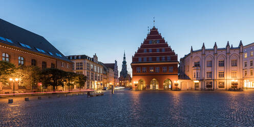 Deutschland, Mecklenburg-Vorpommern, Greifswald, Beleuchteter Marktplatz in der Abenddämmerung - WDF05830