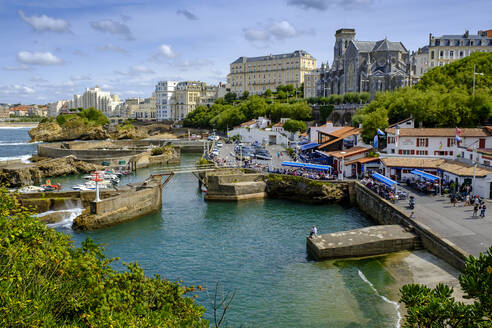 Frankreich, Pyrenees-Atlantiques, Biarritz, Yachthafen Le Port des Pecheurs mit Kirche Saint Eugenie im Hintergrund - LBF02883