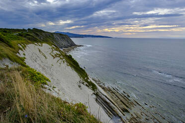 Frankreich, Pyrenees-Atlantiques, Biarritz, Corniche dUrrugne bei bewölkter Abenddämmerung - LBF02884