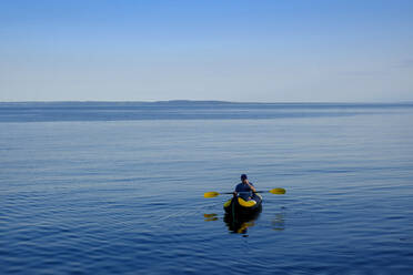 Kanufahrer auf dem Meer, Kattegat, Tylosand, Halland, Schweden - LBF02892